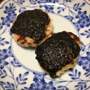 海苔で挟んで香ばしく！簡単・鶏ひき肉のつくね焼き♪